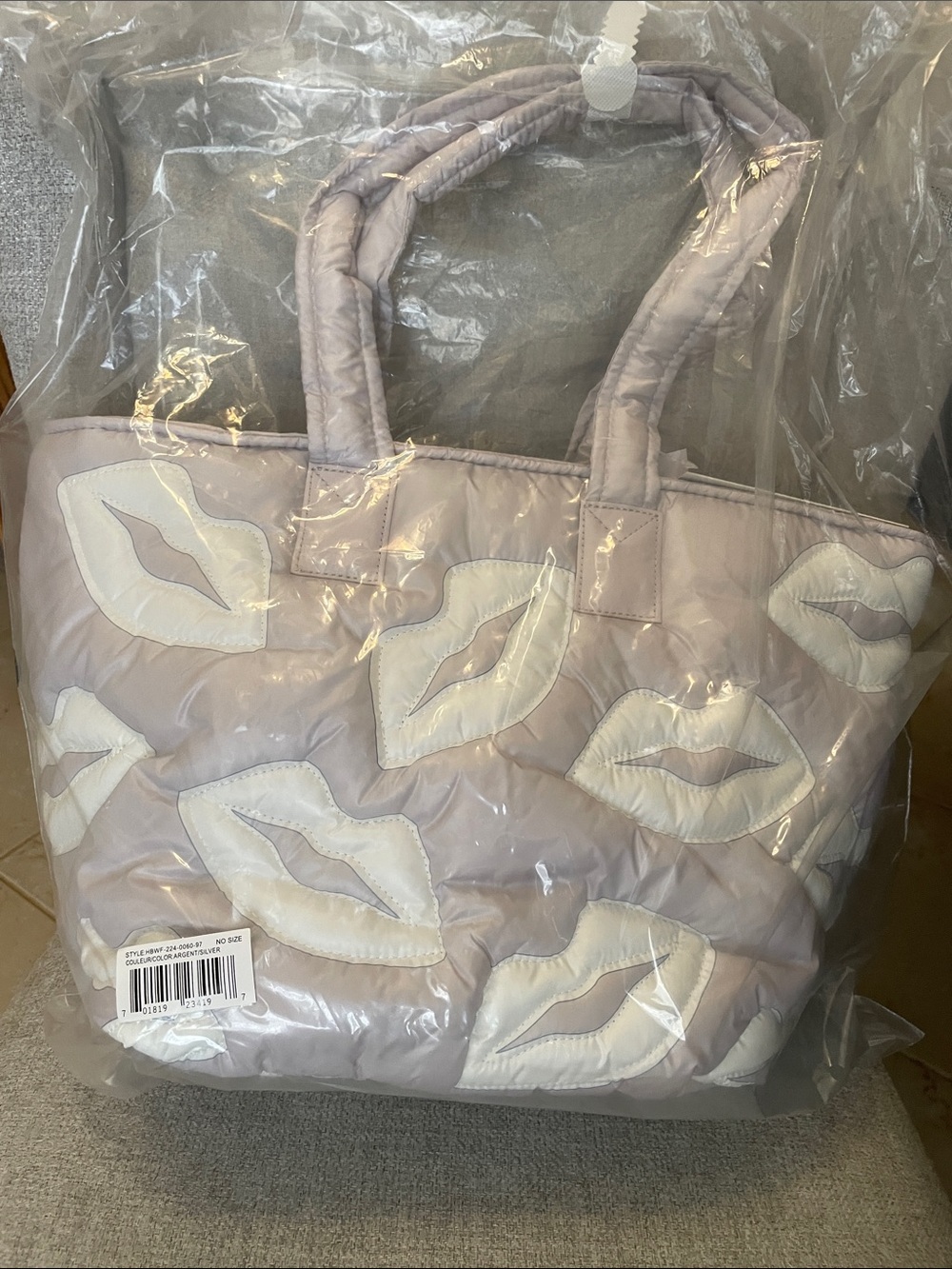 NWT Wildfox Pale Pink Quilted Lip White and Grey Tote - Picture 2 of 3